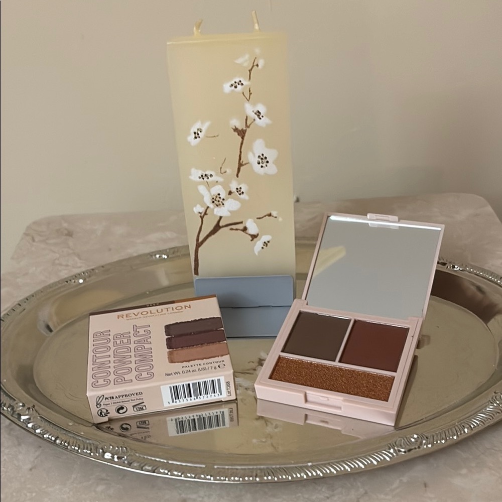 Revolution Contour Powder Compact in Deep NIB